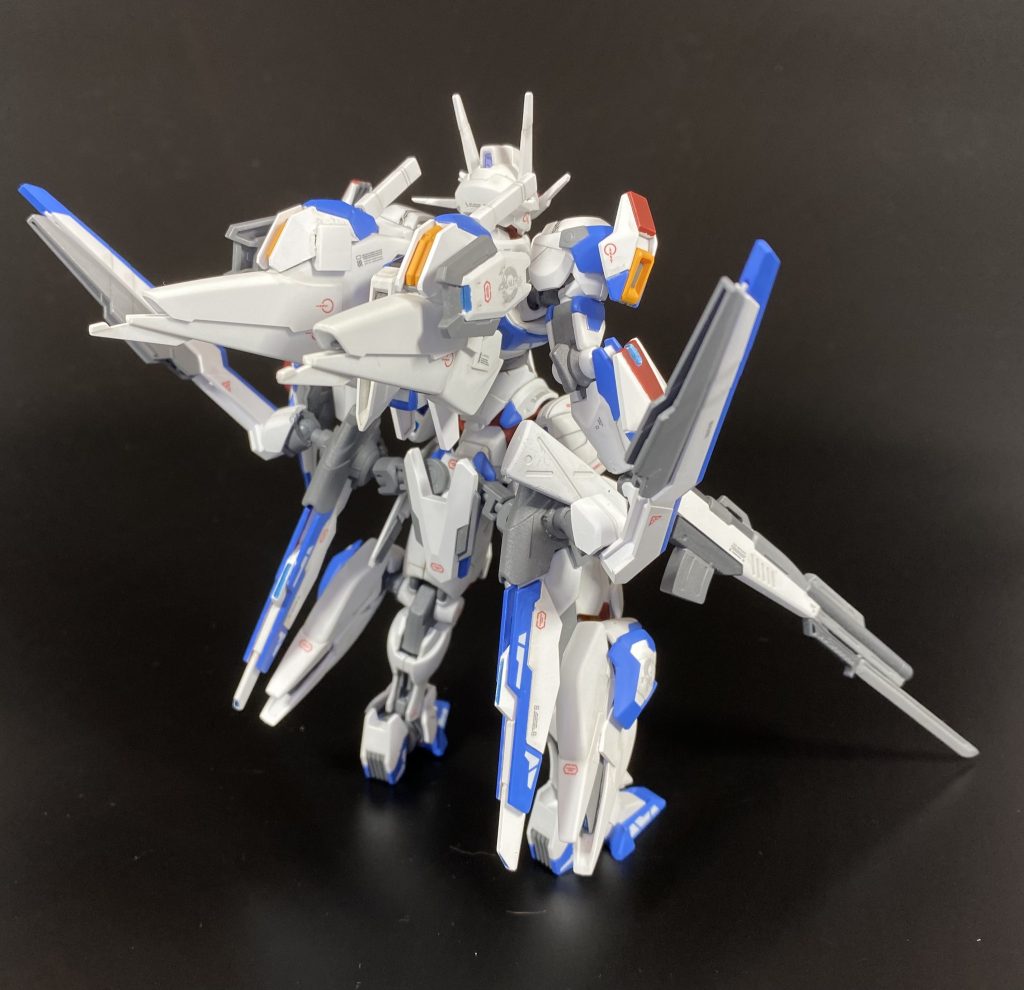 [XVX-16/M.i SILPHEED]フォースGUNSTARDOMに所属するモデラー、まるいるかが自分専用機として製作したガンダムエアリアル。水星の魔女の根本となるプロローグの事件がもし発生していなければ、ルブリスはどんな発展をしていただろう。という発想をメインイメージとしつつ、自分専用機として好みの要素を取り入れている。本機は、基礎性能底上げのため、ビットオン形態で運用することを前提としており、それを補うための遠隔装備として2基のシールドビットと4基のV.S.B.Rビットが搭載されている。