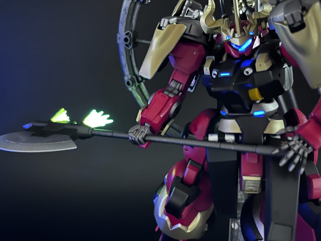 長柄斧「二冠王」切る・いてこますの二種の攻撃が強烈なポールウエポン。先端突起による「突く」が貧弱なため惜しくも三冠王とはならなかった。