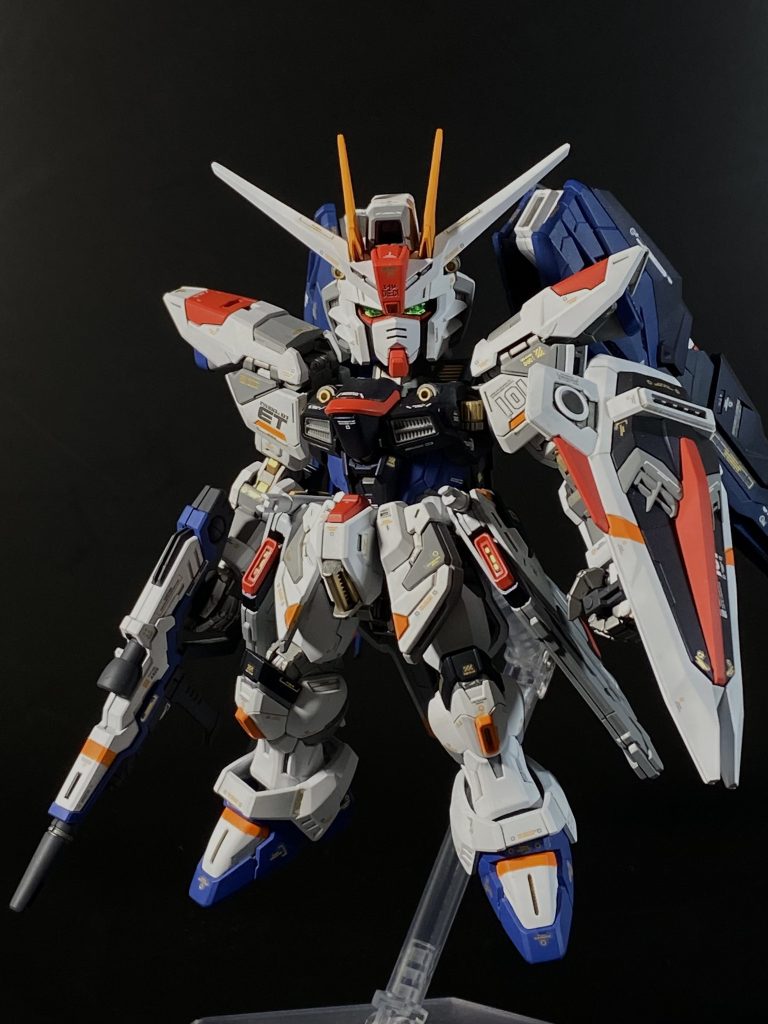 今回、プロポーションは無改造 ストフリで開発された新技術を用いて、改修された感じに仕上げてみました。 なので関節やメカ部にゴールドを入れてます。差し色のオレンジはどう作っでも漢前なSDフリーダムが完成するので、何とか入れたオリジナリティです(笑)