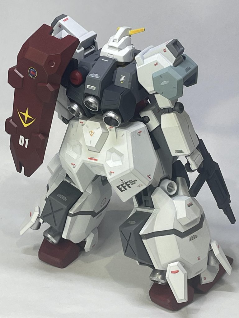 当初は閃光のハサウェイ地上波放送記念と00型カラーに塗装しようと思ったのですが、それだと以前プレバンで発売したギレンの野望カラーとあまり変わらないので真逆のカラーリングに挑戦した次第です。