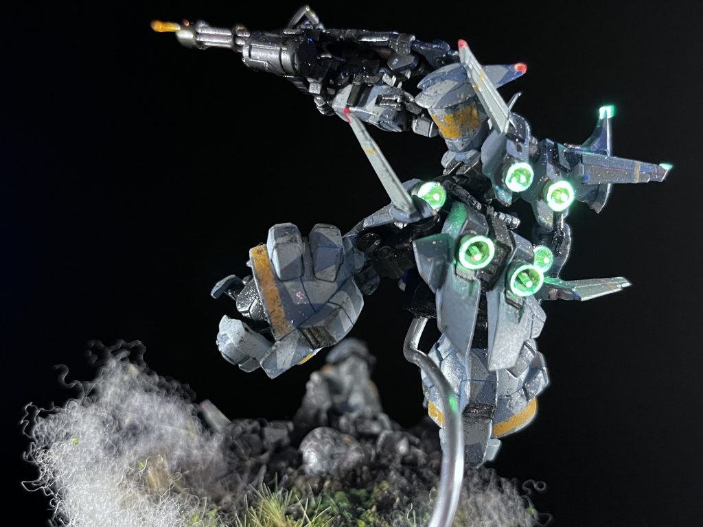 発光は前作のディランザに引き続き(制作はこちらの方が先でしたが)、蛍光塗料とUVライト365nmを使用してます。派手派手。