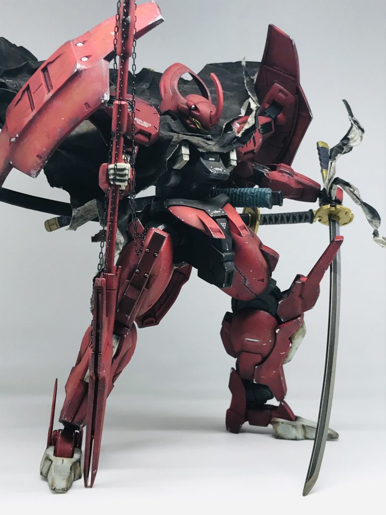 なんかこの写真だけ暗い…なぜだ…坊やだからさ マント…刀…鎖…これらを装備させるだけで、あっと言う間にtamama流🙄特にマントは私のショボい作りのガンプラを引き立ててくれますな〜視覚的にも情報が増え作り込んでる!と錯覚させることもできます