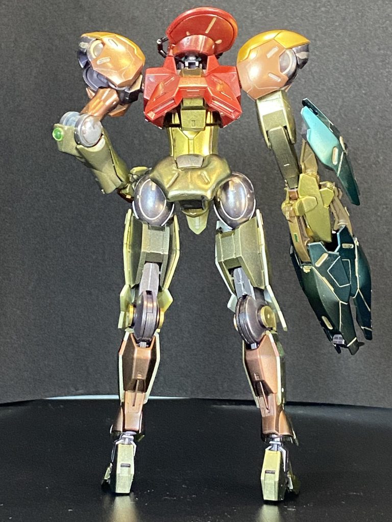 まずは、いつもの4面ショットです。基本ベースはミカエリスで、ディランザプラスファラクトのミキシングとなります。ミカのヘッド改造しようとしたのですが、弟者ディランザのヘッドを見ていたら、コレパイプつけたらいけんじゃね?ってなりましてこうなりました。制作ストーリーにあるように、のばしランナーでパイプを使ってます。左腕も、そのままでもよかったのですが、個人的にはゴツすぎるので、ファラクとのものをつけてみたらか、あら?思い通りのフォルムとなりました。前掛け?腰アーマー?は大きすぎたので、ハイレグ仕様に修正してます。