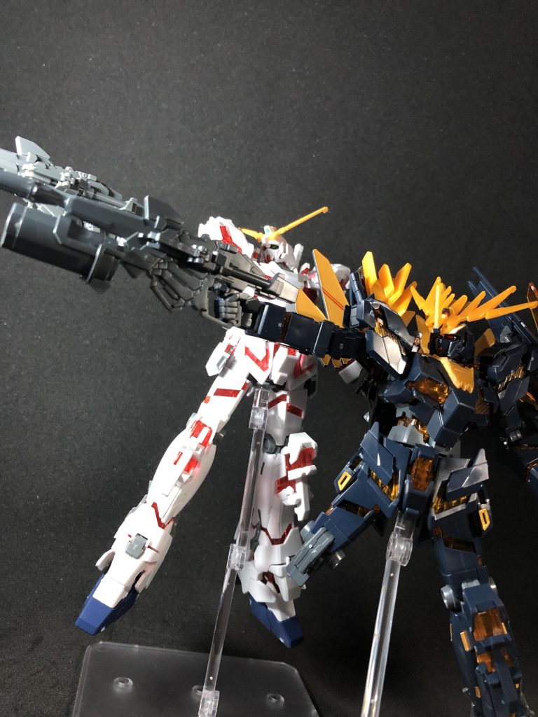 そしてバンシィ・ノルンとユニコーン。地元のおもちゃ屋が超タイミング良くガンダムUCシリーズのガンプラを入荷してくれたおかげで買うことができました！完成したバンシィ・ノルンの右足の膝下は最終回再現のためにあえて作っていません(いずれ作ります。)