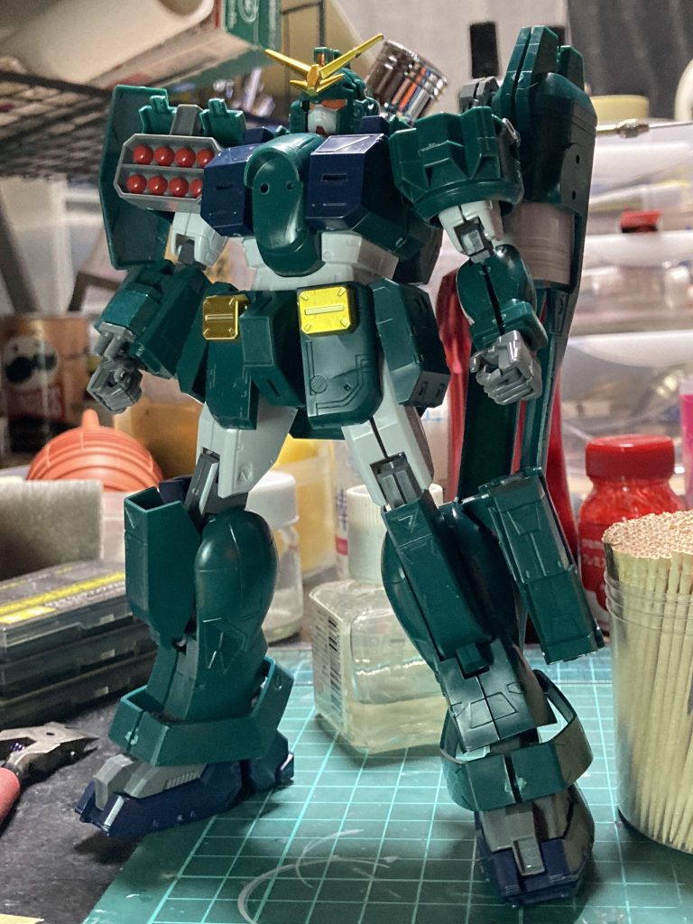 仮組み状態。腕、胴体、モモが重武装に対してスリム過ぎる気がしたのでボリュームアップする事にしました💪