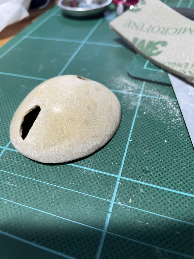 ヘルメットの制作途中最初ボコボコだったのが結構ツルツルになりました。