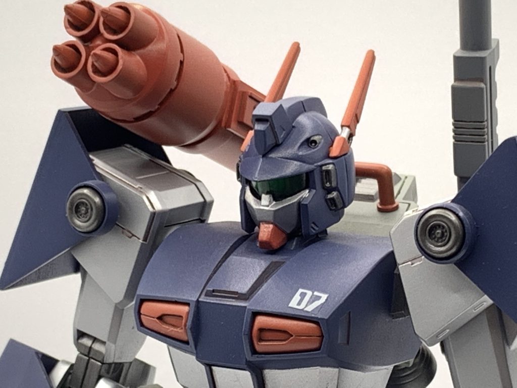 右肩のミサイルポッドは、ガンタンクの腕です。肩はMGガンダムの物を流用。