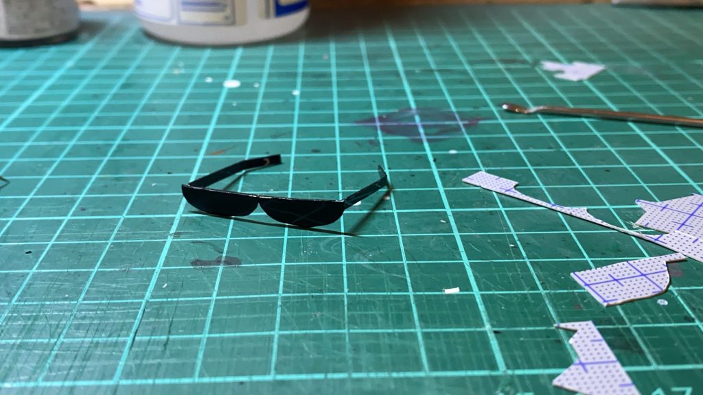 プラ板でサングラスとタバコを作成😌