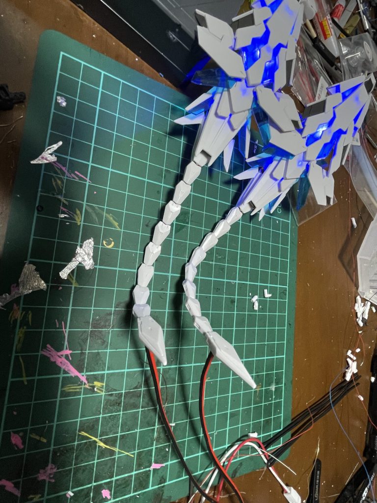 盾のスタビライザーのリード線を利用して電源を供給してます。盾の追加による転倒防止にもなってます。