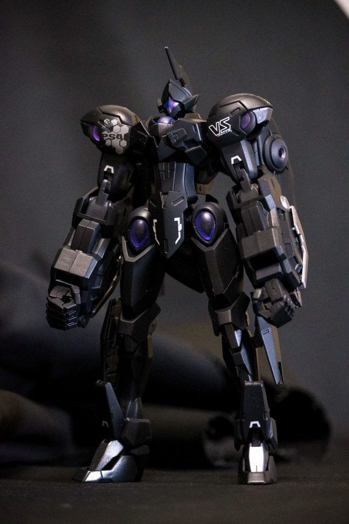 ■前からのショット全体的に黒ベースで仕上げるイメージを持って作りました。黒でも見分けがつくように関節部分(ファントムグレー)と装甲部分(ニュートラルグレー+ブラック)塗装も少し色変えてます。【武闘派教官の一言】いい色をしているな。まさにゴリラ！まさにパワー！！なんと言っても腕がいい！そう己の身体こそが最大の武器。パワーだ、パワーー！！ーーー