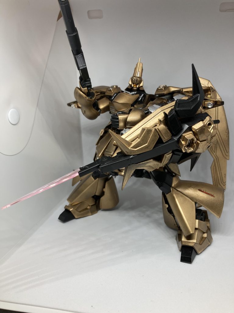 大型シールドには前面にメガ粒子砲を下部には折りたたみでビームサーベル。その他にビームサーベル4本をマウントしてあります。