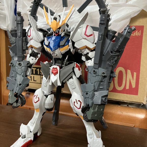 バルバトス全体を少しずつアレンジ、ガントレットにバーニアやブースターの追加、そして日輪のパーツに色々付け加え等の作業をしました日輪の真ん中に球体みたいなナニカを付け加えたいなと考えたり考えなかったりしています（2枚目）