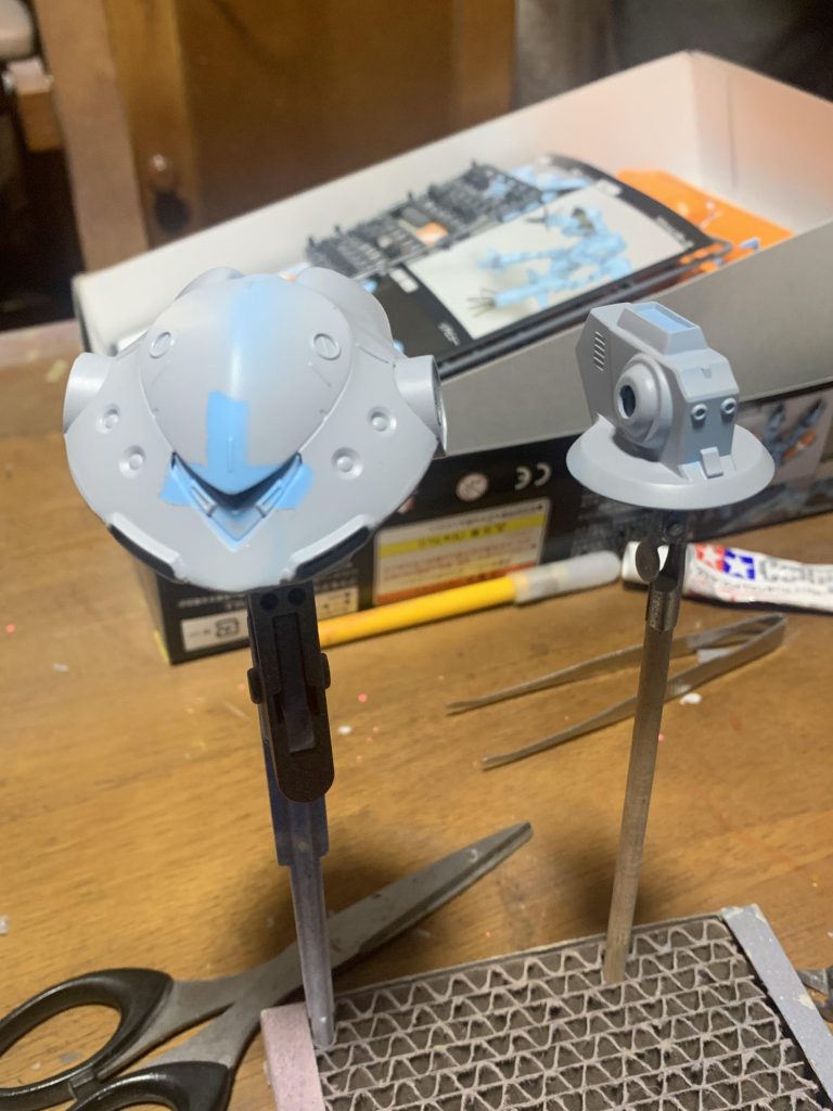 制作工程の写真はこれしか無かったと思います。写真撮り忘れ多し。合わせ目消してのサフチェックしてる所。