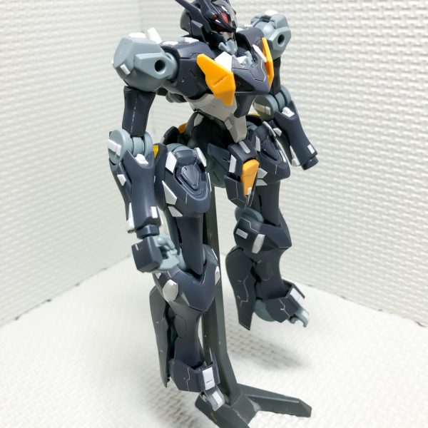 ガンダムファラクトのディテールアップをしています。大体の形が見えて来たので、一旦仮組してみました。高機動の機体なので、ウイングパーツや、スラスターを一部増設しています。（2枚目）