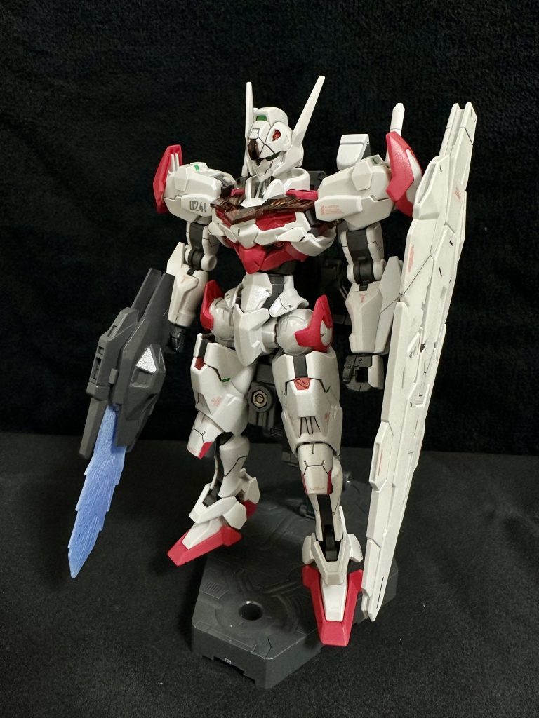 アーマーはホワイトパール。すごくよく塗装できたと思うのですが、もっとギラギラにしてもよかったかな?ピンクもレッドに近いように濃く仕上げました。内部フレームは少しホワイトを混ぜたアイアンです。大好きな色です。