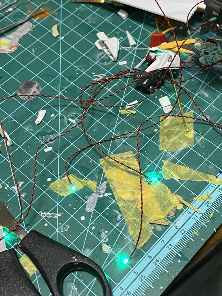 反地球連邦組織 マフティーはRX-105 Ξガンダムと同時に貴重な実戦データを失った…テーレーレーという縁起でもない茶番はさておき、基盤からのびたLEDをそれぞれのパーツに内蔵し、それから組み立てております。私はすべすべで真っ白な肌の美少女(幻覚)なので、紫外線ライトを使った発光が怖く、普通にLEDを使った改造で劇中再現をするのでした。ワンタッチLEDシリーズ、組み立てるだけで発光させられるため、電子工作経験がない人も気軽に使えると思います。電飾の参考になったら嬉しいです!