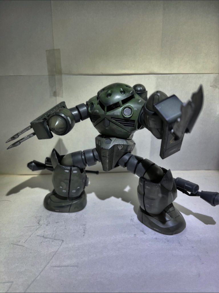 今回のズゴックは初めて黒立ち仕上げで作成してみました。さらにその上からウェザリングマスターで汚し塗装しています。😁