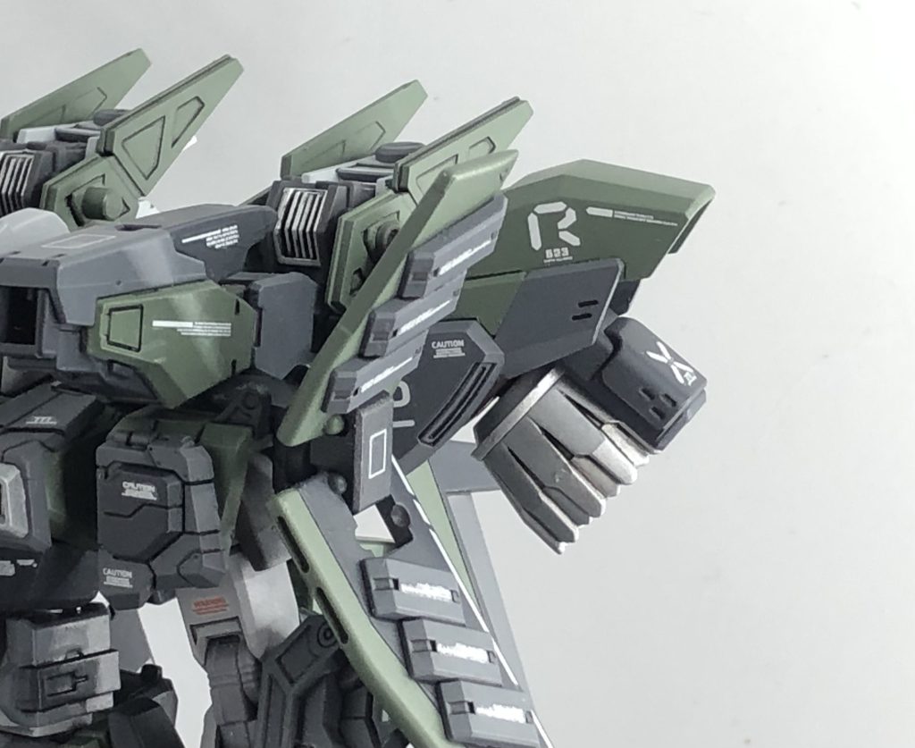 大型バーニアプロペラントタンクの装備にあたって外されてしまったバーニアの代わりにバックパック上部へ装備された大型のバーニアです。