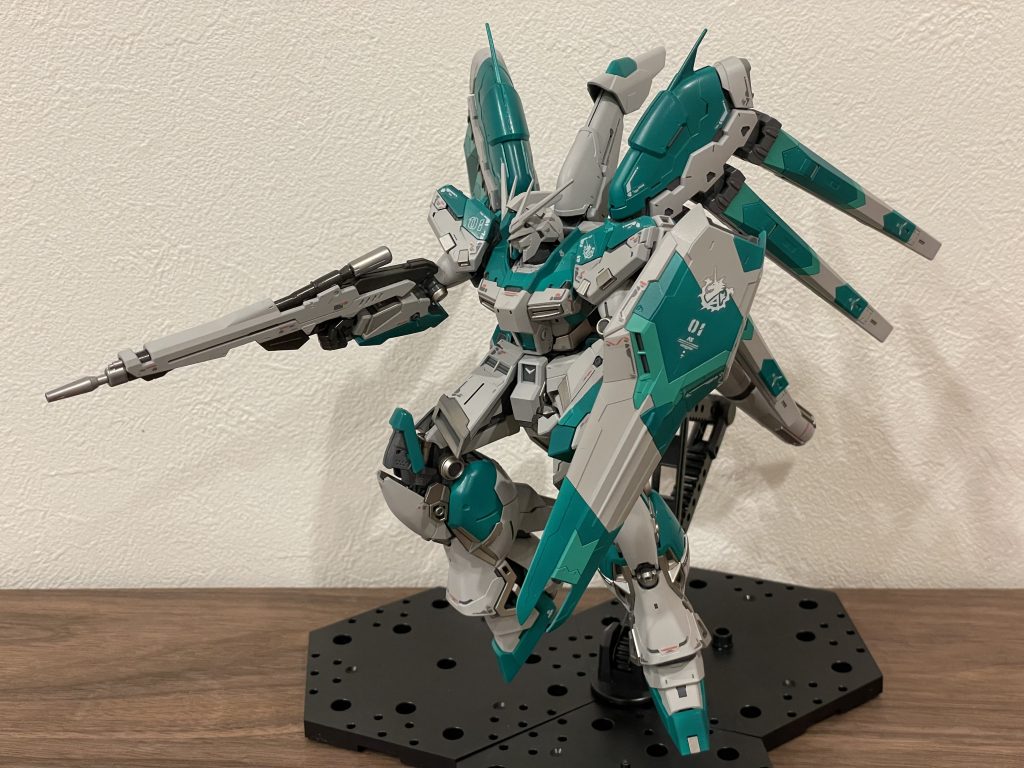 行き当たりばったりで始めたエアブラシ塗装にしてはまずまずの出来なんじゃないかって思っています。想像していた色に仕上がっていく過程は脳汁がでます笑RGは初挑戦でしたが、組んでみると非常に楽しいですね♪また別のカラーリングで楽しんでみたいと思います！