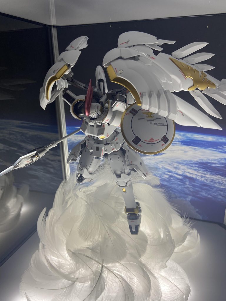 スタンドも#6と同じようにしましたが、少し羽の動きを変えてデザインしてます。