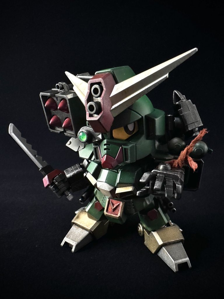 黒背景で。元々はウェザリングで成形色活かしの簡単フィニッシュ予定でしたが、これを思いついて黒立ち上げで全塗装しました。