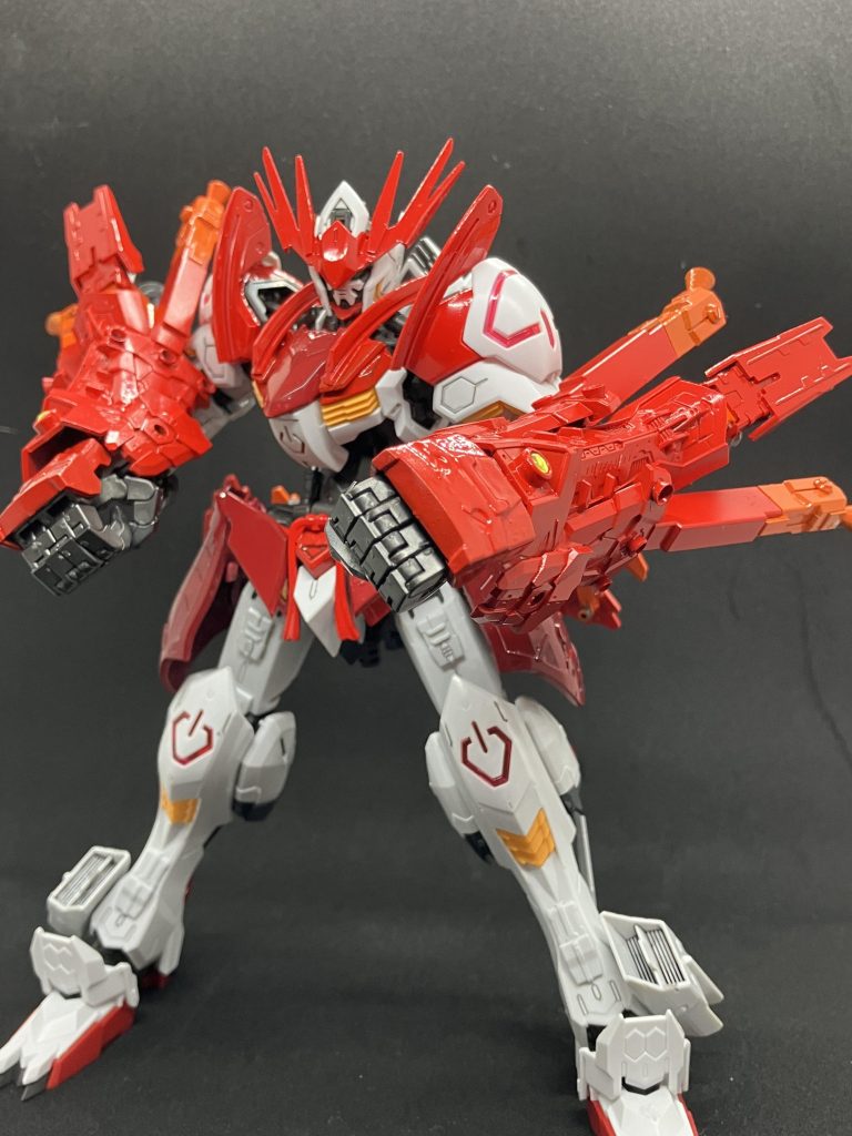 ガントレットを纏った攻撃は敵機体の装甲を砕き、溶かし、爆発させるさらに攻撃を防ぐ盾として使用することもできる