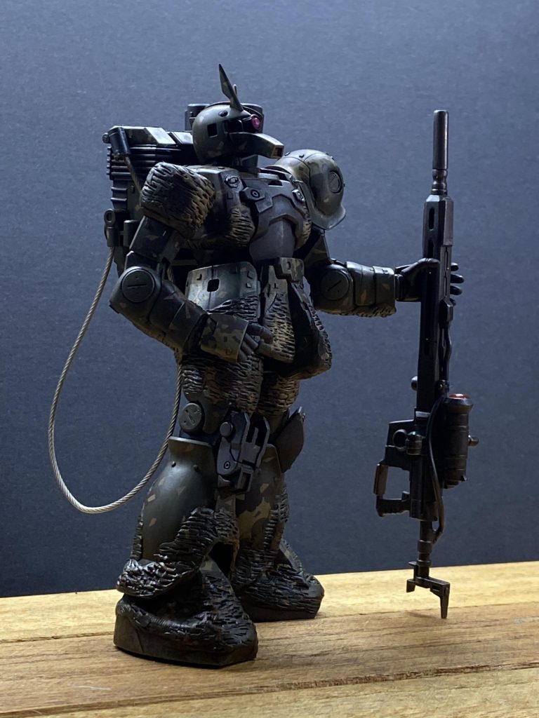 …っつーいうわけで、毎回の無理やり設定です。180年としたのは、一年戦争が西暦でいうところの2130年位になるので、まぁ、大体ですが…まぁ、上のあたりは聞き流してください^ ^今回のテーマ…つーか、方針っつーか、そんなところは■ライフルのバレル交換したい■迷彩塗装したいの、2点でした(んがくく)塗装の迷彩のパターンはドイツの戦車、ヘッツァーをモチーフにしました。あの、円形が何個も重なったのと、小さなドットの混じった迷彩は、森の中で狙撃で潜むには最適だと思ったので。