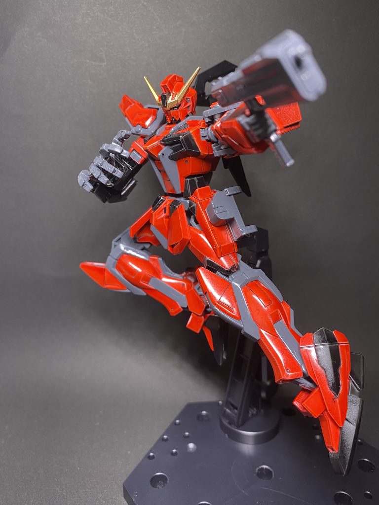マシンガンを構えて境界戦機のウェポンセットからジョウガンのマシンガンを1つ拝借してきました。全然サイズピッタリで、とても似合ってました!