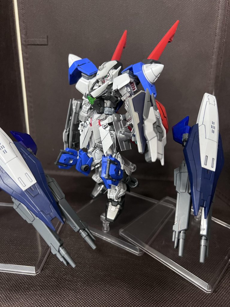 太陽炉に付いているシールドは自律型の支援機で、本機の攻守を担う要的存在です。、、、最近勝手に飛んでいく設定多くなってる気がする、、、。