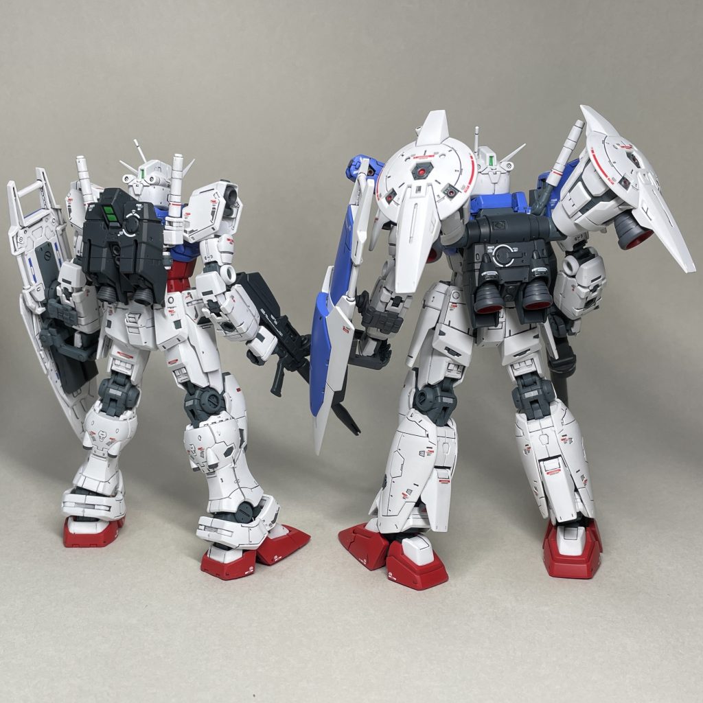 RG GP01陸戦型と並べて うしろ とはいっても、陸戦型で気になった部分をフルバーニアンではきっちり処理し、Fbの方が広い面があるためか目立つヒケも陸戦型より多いので、陸戦型で予習した後にFbを普通に作ったのは正解でした。 どちらも塗装後の可動チェック時にMSジョイントの両肘関節が破損したので、肘は画像の状態で接着固定されています😭