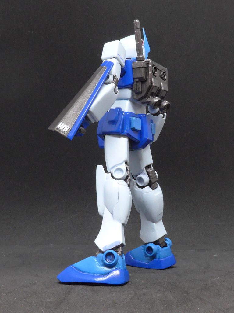 一年戦争後期、ガンダムはニュータイプとして覚醒したアムロの能力を受け止めきれず、しばしばオーバーヒートを起こすようになっていた。連邦のMS開発チームでいくつかのプロジェクトが進められていたが、シムで一定の成功をおさめた「ライトアーマー(LA)」も有力な手段の一つと判断された。完成したLAの仕様書がホワイトベースに送られたが、翌日に「こちらへの輸送は不要。別案が採用されることになった」とそっけない返信があった。開発チームでは既に「WB」ロゴを入れるほどの自信作であったが、納品・テストすらされずにオミットとなった。