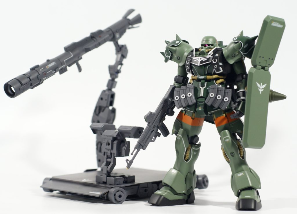 改修内容は次の通りです。・ガランシェール隊仕様に。・ガランシェール隊のエンブレムを頭部に筆書き。・モノアイにラインストーンを使用。・ロケットランチャーにVCドーム3を使用。・センサー類にをラピーテープを使用。・プラ板、30MM、等を利用してスキウレを再現。・エングレービングをエアブラシ、筆を利用して塗装。・銃口にメタルパーツを使用。・エッジ出し。・モールドの掘り直し。