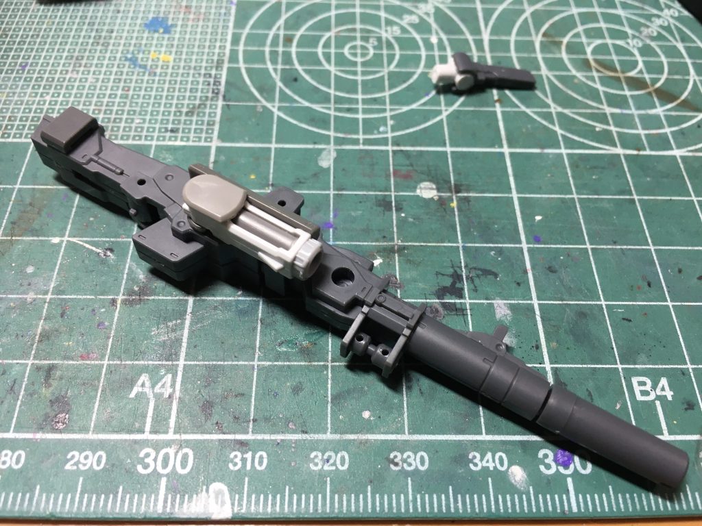 　そのまま使ってもつまらないのでジャンクパーツでセンサーを用意。肉抜き穴には半円状のランナーを切り出して埋めました。　今回は間に合わなかったですが、ランチャーストライカーのアグニの簡易量産＆省電力化モデルとする設定を思いついたので、専用のストライカーパックを用意してあげようかな、なんて思ってます。　塗装はガンダムマーカー中心です。元々シールなしで色分け再現してるのでほぼ塗るところなしでしたが...銀＝ガンダムマーカー　ガンダムメッキシルバー黒＝同ブラック緑＝同メタリックグリーン白＝同ホワイトグレー1=同メカグレーグレー2=30MMマーカーセット　30MMダークグレー　塗装後はウィンダム同様に拡張セット付属のデカールやVertexのデカールを貼り、イージーペインターでMr.水性ホビーカラーのつや消しを吹いてトップコートしました。