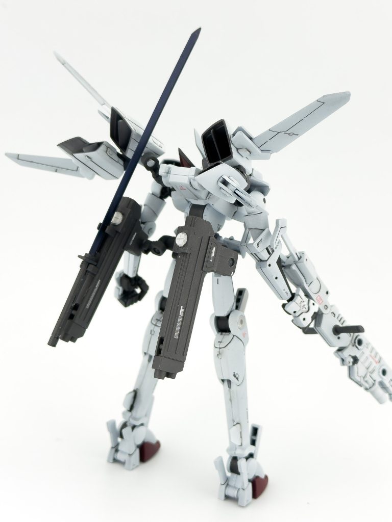 背面今回こだわったのはバックパック及び背面の構成。腰に配されていた小さいほうのウイングユニットをバックパックへ集約し、バックパックとウイングの基部にジョイントを追加することでユニットそのものをより柔軟に動かせるように改造しました。ウイングをX字に展開できるようになりました。また、その分空いた腰にはレールキャノンを装備。オリジンザクハーフキャノンから持ってきています。