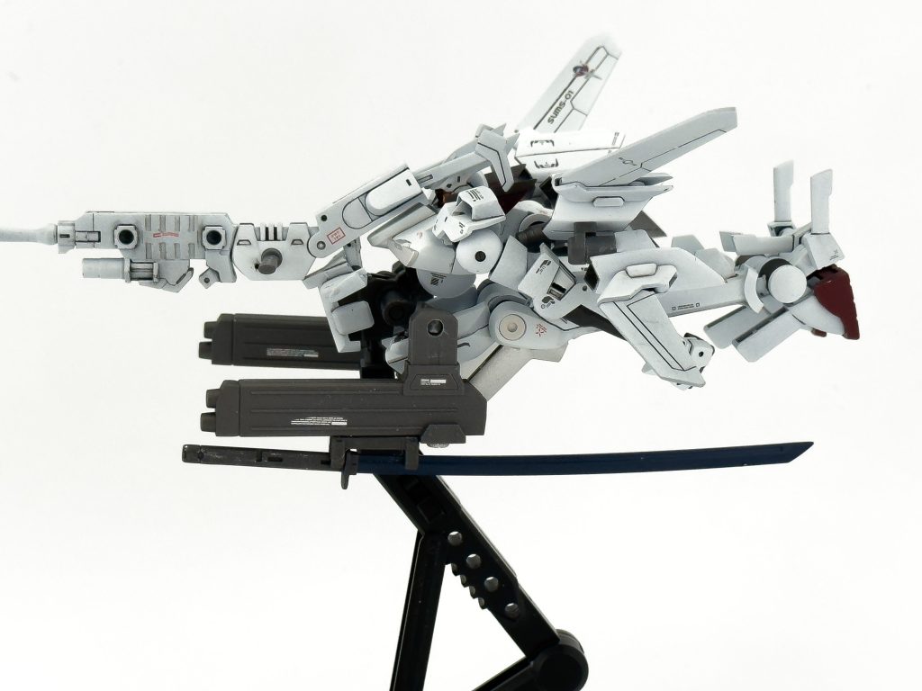 横から。飛行形態だとウイングに角度がつくことで虫っぽく見えるような気が...