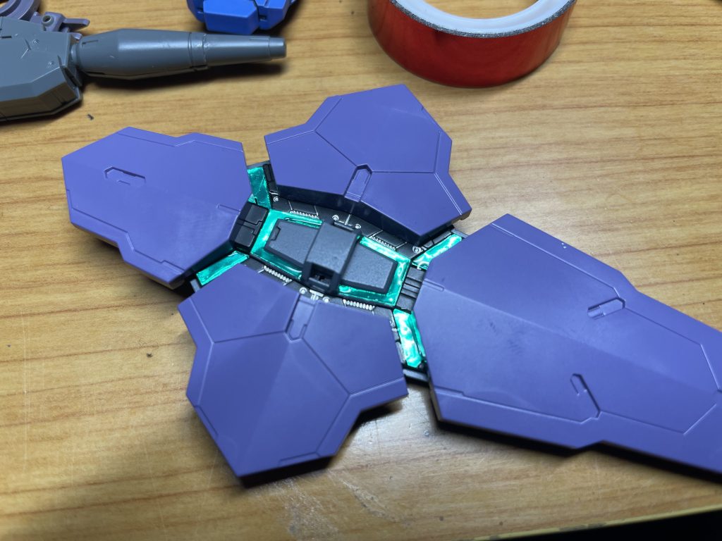 シールドのアンチドートによる発光部分も付属シールの上にUVレジンを乗せて煌めきを強く