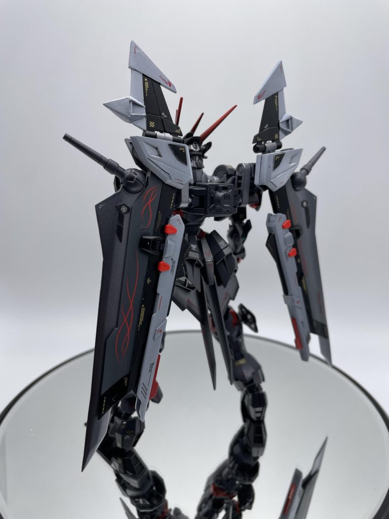後ろ姿本体とノワールストライカーとの接続は3mm軸を延長させることで実現先端の延長、シャープ化、立体的なディテールの追加を施してます赤のトライバルロータスデカールが個人的にお気に入り