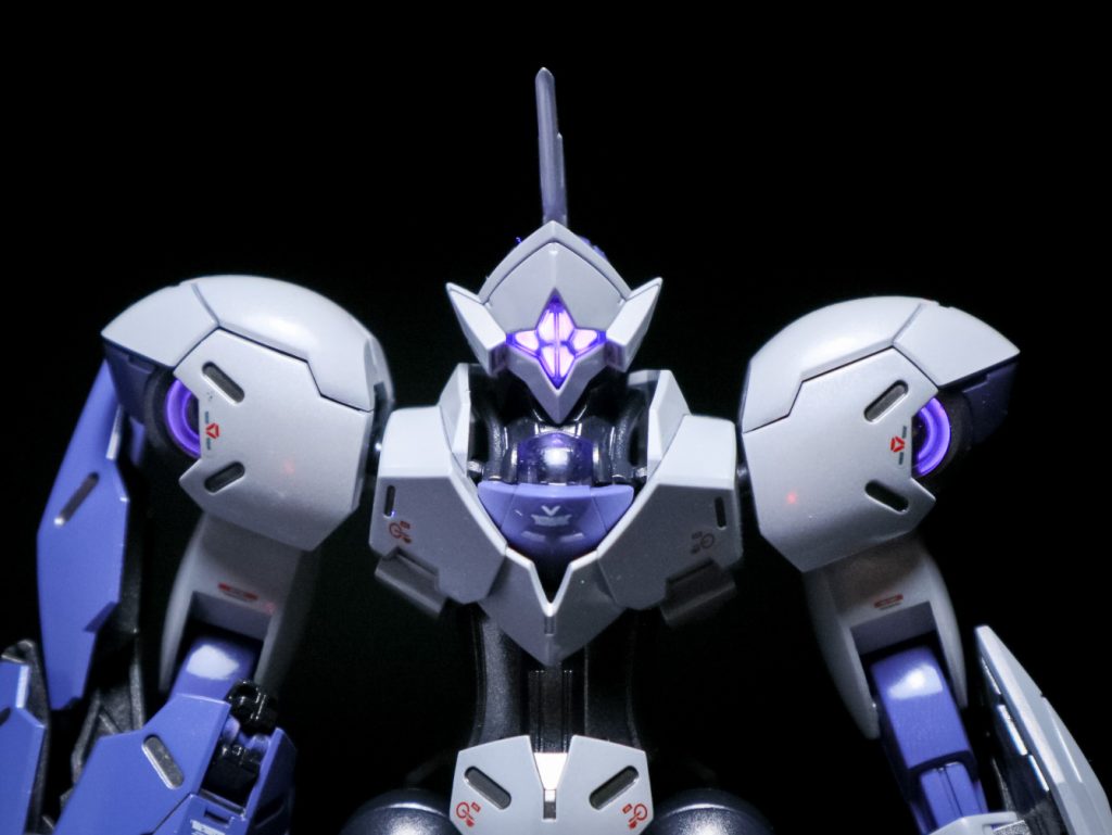 センサーやアンチドートは蛍光塗料で塗装しているためUVライトに反応して発光します。