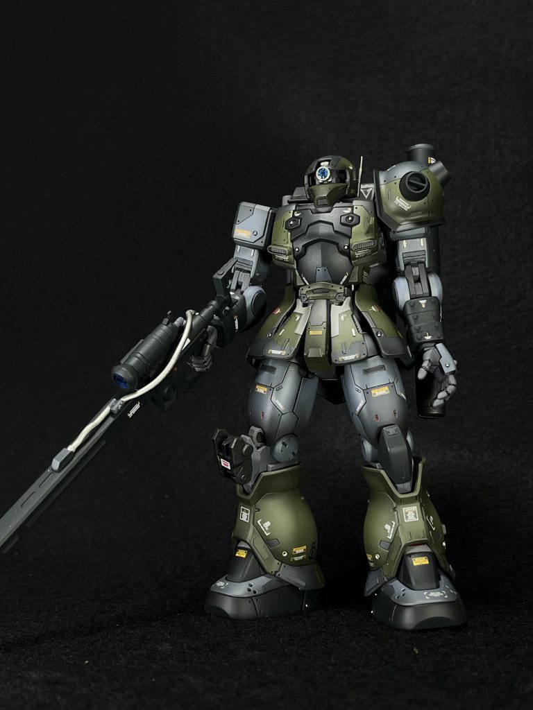 ジオラマでは頭部アーマーが外れ、スカートを一部持ち上げた状態での展示なんですが、一応ちゃんとした形になります。機体的には上半身はザクスナイパー、下半身はオリジン版のザク2のニコイチとなります。腰部分が両方メスのため、プラ棒を刺して接続しています。あれ、こんなこと前回もあったな…