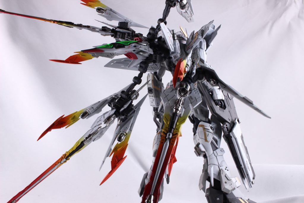 脚部等にプラ板フィンでディテール ガイアプレミアムミラークロームもポイントで使用 マニューバは暖色ながらシルバーベースで硬質感を狙いました。