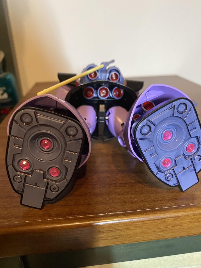 足のバーニアにもキラキラシールを仕込んであります。