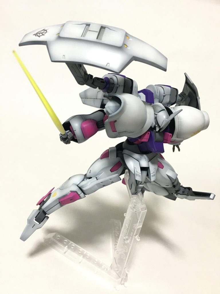 ビームサーベルを構えて。アンビカーはアーム可動式にしたので…