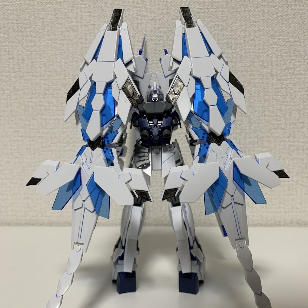 皆さんの作品を参考にガンダムマーカーで部分塗装しました(^^)
