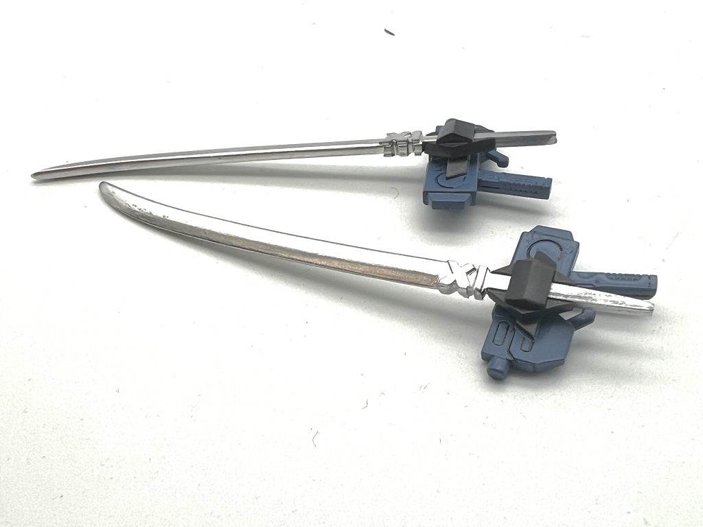 アンテナと銃に付いてる刀身はプラ板で削り出しました。プラ板を加工するのを覚えた瞬間でした♪