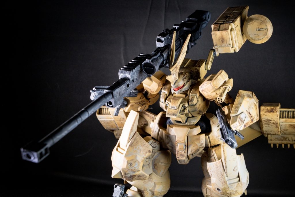 目玉の武器は「対MS迎撃用長距離射程狙撃砲」です。開発競争によりハイスペック化がすすむであろう時代に、ディランザに与えられた役割として遠距離支援を行う。作中後期ではロートル機体にも該当してしまうも、当機体は支援にて活躍することとなるだろう。