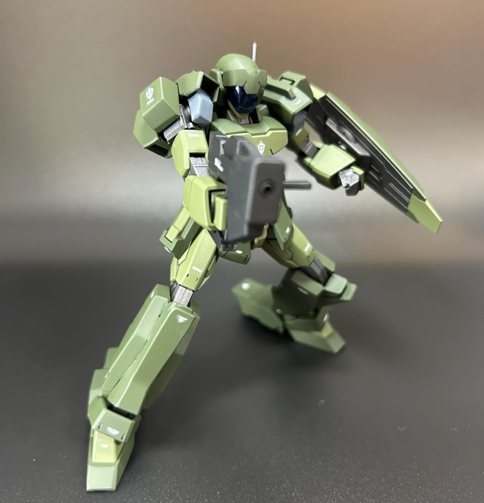 両肩と両脚はプラ板で自作し、ドッズライフルはパテを使って成形しています。頭部は額のバイザー位置を下げて形状を変え、顎の部分をパテで新造する事で再現しました。