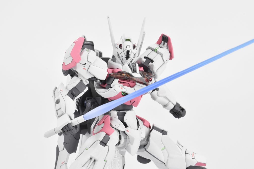 ビームサーベルを構えるガンダムルブリスです!ビームサーベルは根本からホワイトでグラデーションをかけ、ビーム射出表現をしています。