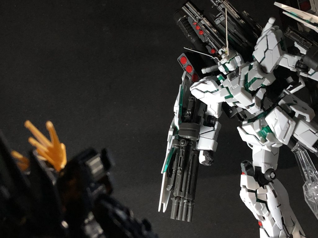 バナージ「ユニコーンとバンシィが引っ張りあってる！？これ以上抑えきれない！」リディ「手加減しているというのか……？お前はどれだけ俺を惨めにさせたら……気が済むんだ！」バンシィ「リディさん！ダメだ！」