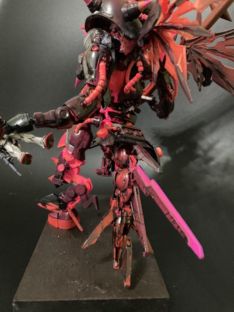 ザク機体も巨大な人獣型形態に変貌、体内から溢れ出る赤い覇気で悪魔ザクを突き動かす…そんな脳内妄想で製作しています^ ^