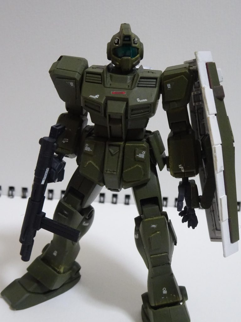 全身にデカールを貼ってディテールアップしてます。シールタイプのが少なくなってきたのでMG用の水転写デカールを使ってます。